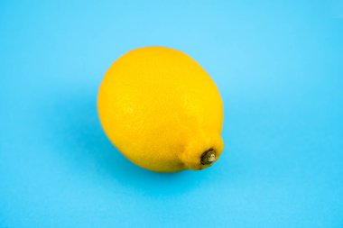 Mavi arka planda tek limon