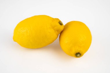 Beyaz arkaplanda bir çift limon