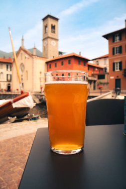 Bir bardak soğuk filtresiz bira.