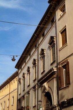 Baharda Verona 'da güneşlenen çatılar