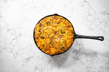 bir dökme demir tavada Mısır ekmeği