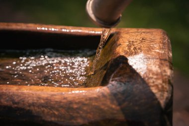 Su kuyusundan akan su