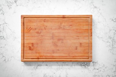 Tahta kesme tahtası mermer tezgahın üstünde