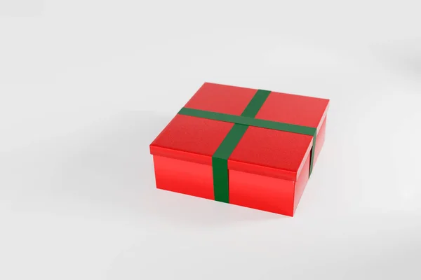 Regalo Natale Rosso Scatola Regalo Con Nastro Verde Sfondo Bianco — Foto Stock