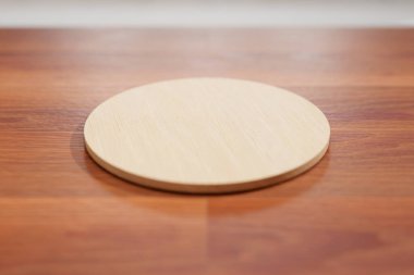 Tahta masadaki ürün sunum platformunun 3B görüntülenmesi.