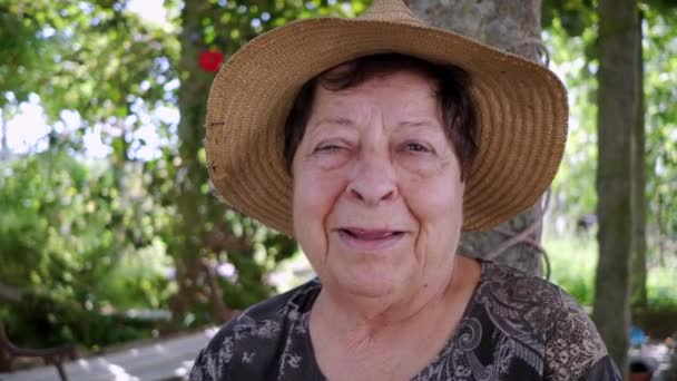 Zbliżenie Starszej Kobiety Śmiejącej Się Kamery Starsza Osoba Dobrze Się — Wideo stockowe