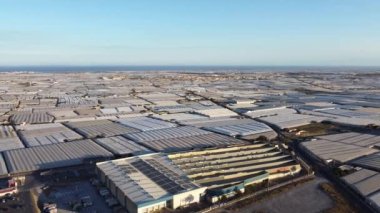 Güney İspanya 'nın Roquetas del Mar kentindeki binlerce seranın havadan çekilmiş görüntüleri. Yüksek kalite 4k görüntü