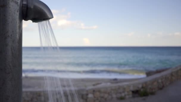 Primo Piano Una Doccia Sulla Spiaggia Che Emette Acqua Con — Video Stock