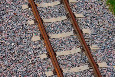 Renkli çakıl ve beton yataklı tren rayları. Buenos Aires, Arjantin
