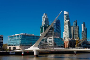 Buenos Aires, Arjantin. Eylül 04, 2022. Puerto Madero Mahallesi Rıhtım ve Kadın Köprüsü (Puente de la Mujer) restorasyon altında