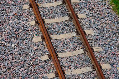 Renkli çakıl ve beton yataklı tren rayları. Buenos Aires, Arjantin