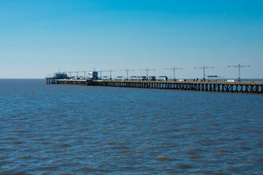 Buenos Aires, Arjantin. 11 Temmuz 2021. Balıkçılar Kulübü İskelesi (Muelle del Club de los Pescadores). Nehir Platosu veya La Plata Nehri (Rio de la Plata)