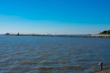 Buenos Aires, Arjantin. 11 Temmuz 2021. Balıkçılar Kulübü İskelesi (Muelle del Club de los Pescadores). Nehir Platosu veya La Plata Nehri (Rio de la Plata)