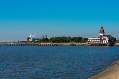 Buenos Aires, Arjantin. 11 Temmuz 2021. Balıkçılar Kulübü (Club de los Pescadores). Rio de la Plata nehrine uzanan bir iskelede inşa edilmiş..