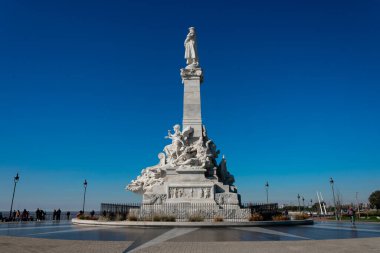 Buenos Aires, Arjantin. 11 Temmuz 2021. Christopher Columbus Anıtı (Cristobal Colon Anıtı). Avenida Costanera 'nın rıhtımında bulunan Rafael Obligado, Jorge Newbery Havaalanı yakınında.