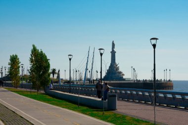 Buenos Aires, Arjantin. 11 Temmuz 2021. Costanera Bulvarı gezinti güvertesi. La Plata Nehri 'nin nehir plakası. Kristof Kolomb Anıtı