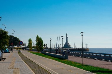 Buenos Aires, Arjantin. 11 Temmuz 2021. Costanera Bulvarı gezinti güvertesi. La Plata Nehri 'nin nehir plakası. Kristof Kolomb Anıtı