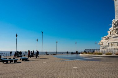 Buenos Aires, Arjantin. 11 Temmuz 2021. Costanera Bulvarı gezinti güvertesi. La Plata Nehri 'nin nehir plakası. Kristof Kolomb Anıtı