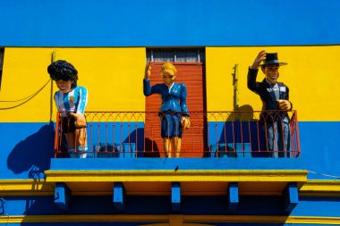 Buenos Aires, Arjantin. 11 Temmuz 2021. Caminito (İspanyolca küçük yol). Evita (Eva Peron), Carlos Gardel ve Diego Maradona figürleriyle balkon