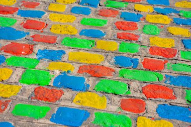 La Boca mahallesindeki Caminito yakınlarında renkli boyalı taşlar görülüyor. Buenos Aires, Arjantin