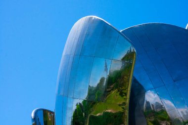 Buenos Aires, Arjantin. 7 Kasım 2021. Floralis Generica, Plaza de las Naciones Unidas 'da (Birleşmiş Milletler Meydanı) bulunan çelik ve alüminyumdan yapılmış bir heykel, Recoleta