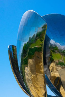 Buenos Aires, Arjantin. 7 Kasım 2021. Floralis Generica, Plaza de las Naciones Unidas 'da (Birleşmiş Milletler Meydanı) bulunan çelik ve alüminyumdan yapılmış bir heykel, Recoleta