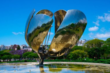 Buenos Aires, Arjantin. 7 Kasım 2021. Floralis Generica, Plaza de las Naciones Unidas 'da (Birleşmiş Milletler Meydanı) bulunan çelik ve alüminyumdan yapılmış bir heykel, Recoleta