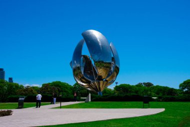 Buenos Aires, Arjantin. 7 Kasım 2021. Floralis Generica, Plaza de las Naciones Unidas 'da (Birleşmiş Milletler Meydanı) bulunan çelik ve alüminyumdan yapılmış bir heykel, Recoleta