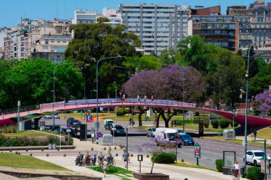 Buenos Aires, Arjantin. 7 Kasım 2021. Yaya köprüsü Puente peatonal Dr. Alfredo Roque Vtolo. Libertador Bulvarı