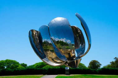Buenos Aires, Arjantin. 7 Kasım 2021. Floralis Generica, Plaza de las Naciones Unidas 'da (Birleşmiş Milletler Meydanı) bulunan çelik ve alüminyumdan yapılmış bir heykel, Recoleta