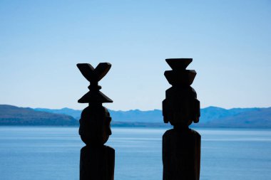 Bariloche, Arjantin. 7 Şubat 2020. Ahşap Mapuche Totemleri. Nahuel Huapi Muhafızları