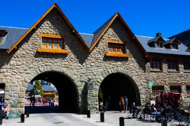 Bariloche, Arjantin. 7 Şubat 2020. İki oyun salonu ve Bariloche şehir merkezindeki ana cadde.