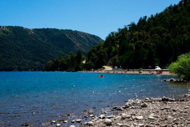 Bariloche, Arjantin. 7 Şubat 2020. Gutierrez Gölü Sahili ve Ormanı
