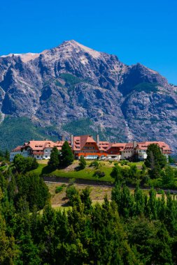 Bariloche, Arjantin. 8 Şubat 2020. Llao Llao Otel ve Tatil Köyü manzarası. Lopez Dağı Arkaplanda (Cerro Lopez)