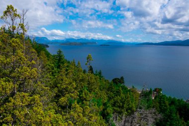 Cerro Viejo 'dan Nahuel Huapi Gölü manzarası. Bariloche, Arjantin