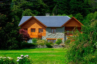 Nahuel Huapi Gölü yakınlarındaki Bariloche şehrindeki ahşap ve taş ev. Bariloche, Arjantin