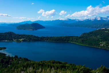 Campanario Dağı (Cerro Campanario) tarafından çekilen Nahuel Huapi Gölü 'nün havadan görüntüsü. Bariloche, Arjantin