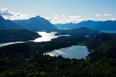 El Trebol Gölü, Perito Moreno Gölü ve Campanario Dağı (Cerro Campanario) tarafından çekilen dağların manzarası. Bariloche, Arjantin