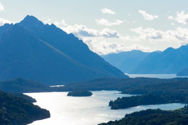 Perito Moreno Gölü manzarası ve Campanario Dağı 'ndan alınan dağlar (Cerro Campanario). Bariloche, Arjantin