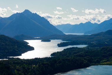 El Trebol Gölü, Perito Moreno Gölü ve Campanario Dağı (Cerro Campanario) tarafından çekilen dağların manzarası. Bariloche, Arjantin