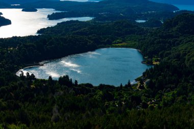 Campanario Dağı 'ndan (Cerro Campanario) alınan El Trebol Gölünün manzarası. Bariloche, Arjantin