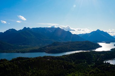 Perito Moreno Gölü manzarası ve Campanario Dağı 'ndan alınan dağlar (Cerro Campanario). Bariloche, Arjantin
