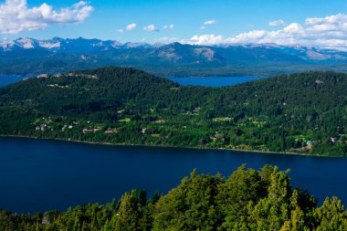 Campanario Dağı (Cerro Campanario) tarafından çekilen Nahuel Huapi Gölü 'nün havadan görüntüsü. Bariloche, Arjantin