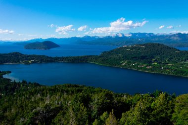 Campanario Dağı (Cerro Campanario) tarafından çekilen Nahuel Huapi Gölü 'nün havadan görüntüsü. Bariloche, Arjantin