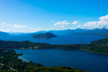 Campanario Dağı (Cerro Campanario) tarafından çekilen Nahuel Huapi Gölü 'nün havadan görüntüsü. Bariloche, Arjantin