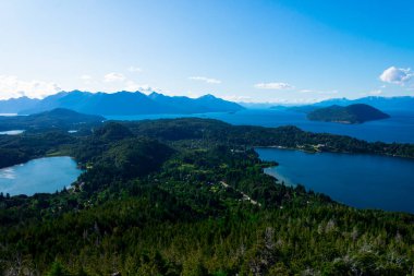 El Trebol Gölü, Nahuel Huapi Gölü ve Campanario Dağı (Cerro Campanario) tarafından çekilen dağların manzarası. Bariloche, Arjantin