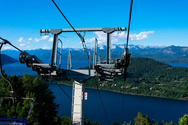 Wieża Kolejki Linowej Jeziorem Nahuel Huapi Tle Pochodzi Góry Campanario — Zdjęcie stockowe