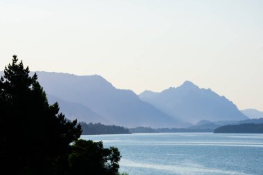 Nahuel Huapi Gölü ve dağların manzarası. Bariloche, Arjantin