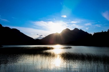 Perito Moreno Gölü 'nün gün batımında Moreno Gölü manzarası. Bariloche, Arjantin