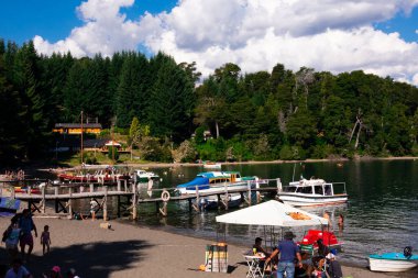 Villa La Angostura, Arjantin. 10 Şubat 2020. Bahia Mansa plajı manzarası. Puerto Angostura. Nahuel Huapi Gölü